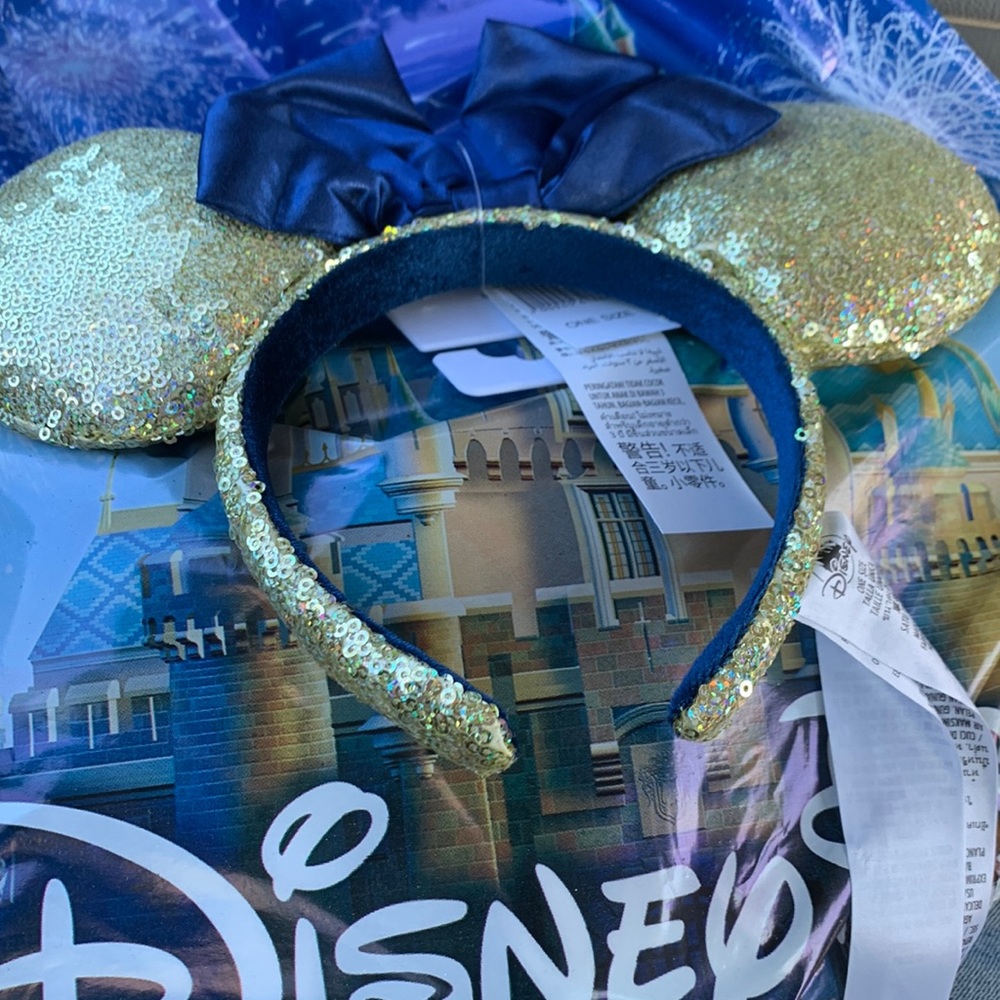 I’m selling a 50th Anniversary Minnie ears